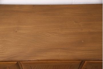 ヴィンテージ　楡材　ERCOL(アーコール)　イギリスから届きました!温もり溢れるキャスター付きサイドボード(収納棚、キャビネット、ビンテージ)(R-047684)