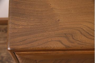 ヴィンテージ　楡材　ERCOL(アーコール)　イギリスから届きました!温もり溢れるキャスター付きサイドボード(収納棚、キャビネット、ビンテージ)(R-047684)