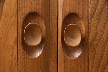 ヴィンテージ　楡材　ERCOL(アーコール)　イギリスから届きました!温もり溢れるキャスター付きサイドボード(収納棚、キャビネット、ビンテージ)(R-047684)