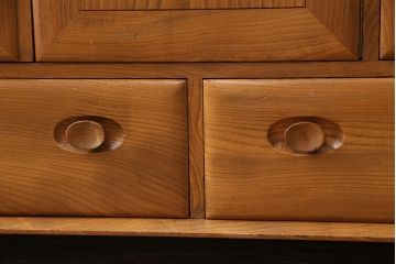 ヴィンテージ　楡材　ERCOL(アーコール)　イギリスから届きました!温もり溢れるキャスター付きサイドボード(収納棚、キャビネット、ビンテージ)(R-047684)