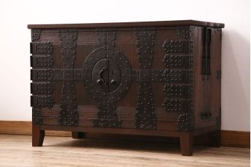 和製アンティーク　リメイク品!黒々とした金具が迫力を感じさせる桐材製時代箪笥ローボード(テレビボード、引き出し)(R-047685)