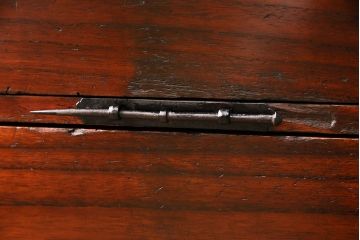 和製アンティーク　リメイク品!黒々とした金具が迫力を感じさせる桐材製時代箪笥ローボード(テレビボード、引き出し)(R-047685)