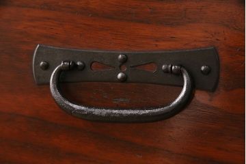 和製アンティーク　リメイク品!黒々とした金具が迫力を感じさせる桐材製時代箪笥ローボード(テレビボード、引き出し)(R-047685)