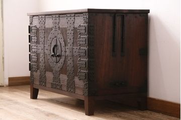 和製アンティーク　リメイク品!黒々とした金具が迫力を感じさせる桐材製時代箪笥ローボード(テレビボード、引き出し)(R-047685)