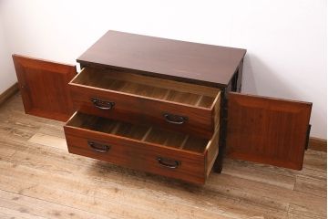 和製アンティーク　リメイク品!黒々とした金具が迫力を感じさせる桐材製時代箪笥ローボード(テレビボード、引き出し)(R-047685)