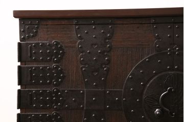 和製アンティーク　リメイク品!黒々とした金具が迫力を感じさせる桐材製時代箪笥ローボード(テレビボード、引き出し)(R-047685)