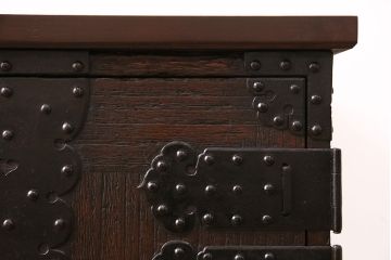 和製アンティーク　リメイク品!黒々とした金具が迫力を感じさせる桐材製時代箪笥ローボード(テレビボード、引き出し)(R-047685)