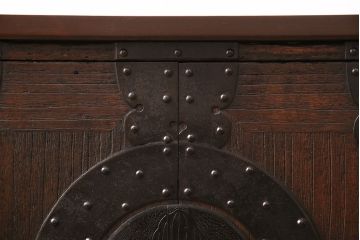 和製アンティーク　リメイク品!黒々とした金具が迫力を感じさせる桐材製時代箪笥ローボード(テレビボード、引き出し)(R-047685)