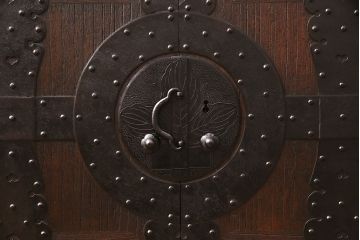 和製アンティーク　リメイク品!黒々とした金具が迫力を感じさせる桐材製時代箪笥ローボード(テレビボード、引き出し)(R-047685)