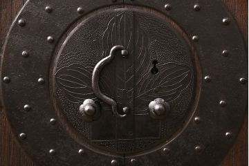 和製アンティーク　リメイク品!黒々とした金具が迫力を感じさせる桐材製時代箪笥ローボード(テレビボード、引き出し)(R-047685)