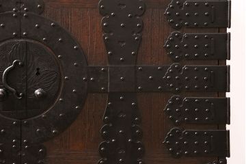 和製アンティーク　リメイク品!黒々とした金具が迫力を感じさせる桐材製時代箪笥ローボード(テレビボード、引き出し)(R-047685)