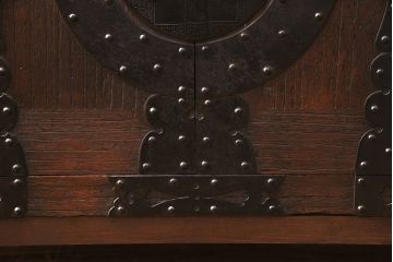 和製アンティーク　リメイク品!黒々とした金具が迫力を感じさせる桐材製時代箪笥ローボード(テレビボード、引き出し)(R-047685)