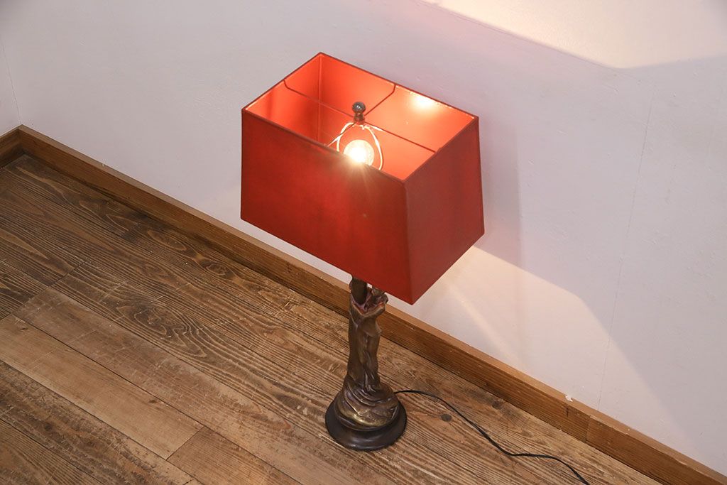 海外　ビンテージ照明　赤・シェード　ブロンズ像　華やかな空間を演出してくれるスタンドライト(照明、フロアスタンド)(R-047687)