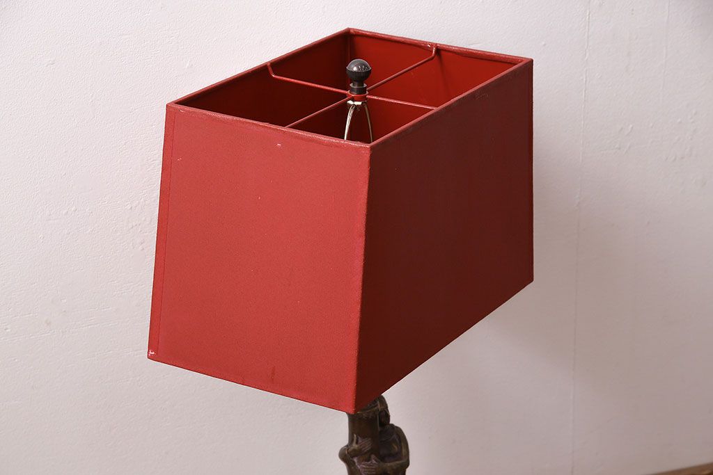 海外　ビンテージ照明　赤・シェード　ブロンズ像　華やかな空間を演出してくれるスタンドライト(照明、フロアスタンド)(R-047687)