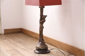 海外　ビンテージ照明　赤・シェード　ブロンズ像　華やかな空間を演出してくれるスタンドライト(照明、フロアスタンド)(R-047687)