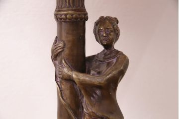 海外　ビンテージ照明　赤・シェード　ブロンズ像　華やかな空間を演出してくれるスタンドライト(照明、フロアスタンド)(R-047687)