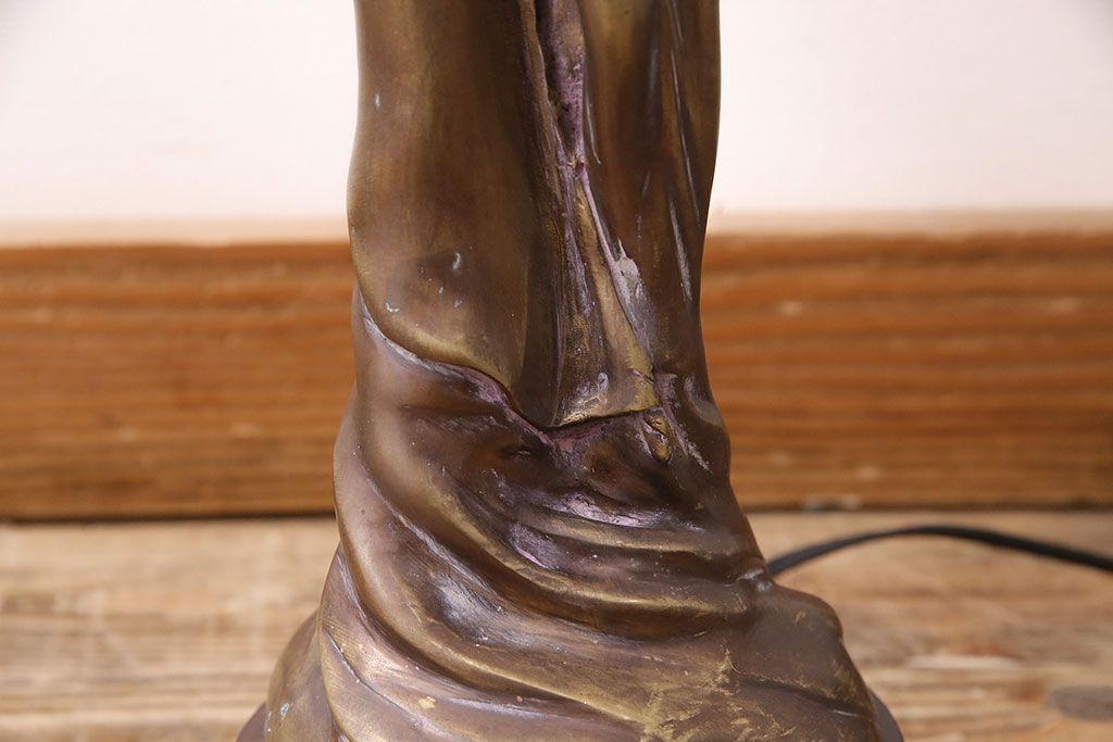 海外　ビンテージ照明　赤・シェード　ブロンズ像　華やかな空間を演出してくれるスタンドライト(照明、フロアスタンド)(R-047687)