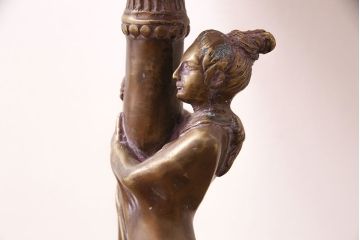 海外　ビンテージ照明　赤・シェード　ブロンズ像　華やかな空間を演出してくれるスタンドライト(照明、フロアスタンド)(R-047687)