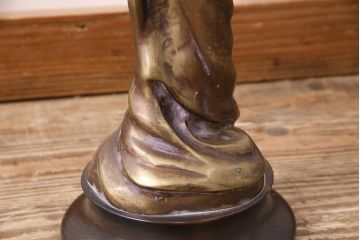 海外　ビンテージ照明　赤・シェード　ブロンズ像　華やかな空間を演出してくれるスタンドライト(照明、フロアスタンド)(R-047687)