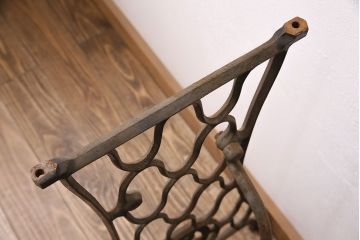 イギリスアンティーク　昔ながらの佇まいが魅力的なシンガーミシンの鉄脚(ミシンテーブル、ミシン台)(R-047689)