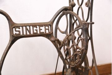 イギリスアンティーク　昔ながらの佇まいが魅力的なシンガーミシンの鉄脚(ミシンテーブル、ミシン台)(R-047689)