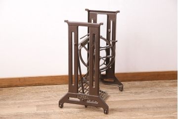 イギリスアンティーク　昔ながらの佇まいが魅力的なシンガーミシンの鉄脚(ミシンテーブル、ミシン台)(R-047691)