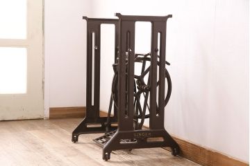 イギリスアンティーク　昔ながらの佇まいが魅力的なシンガーミシンの鉄脚(ミシンテーブル、ミシン台)(R-047691)