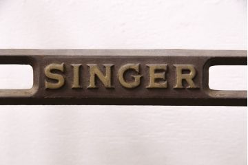 イギリスアンティーク　昔ながらの佇まいが魅力的なシンガーミシンの鉄脚(ミシンテーブル、ミシン台)(R-047691)