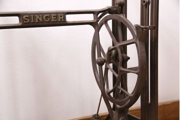イギリスアンティーク　昔ながらの佇まいが魅力的なシンガーミシンの鉄脚(ミシンテーブル、ミシン台)(R-047691)