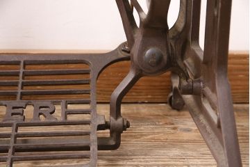 イギリスアンティーク　昔ながらの佇まいが魅力的なシンガーミシンの鉄脚(ミシンテーブル、ミシン台)(R-047691)