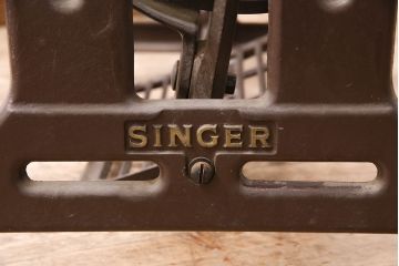 イギリスアンティーク　昔ながらの佇まいが魅力的なシンガーミシンの鉄脚(ミシンテーブル、ミシン台)(R-047691)