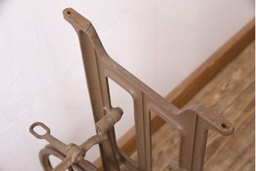 アンティーク　シャビーな雰囲気が味わい深いミツビシミシンの鉄脚(ミシンテーブル、ミシン台)(R-047692)