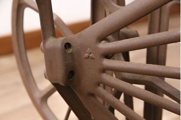 アンティーク　シャビーな雰囲気が味わい深いミツビシミシンの鉄脚(ミシンテーブル、ミシン台)(R-047692)