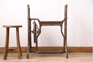 アンティーク　シャビーな雰囲気が味わい深いミツビシミシンの鉄脚(ミシンテーブル、ミシン台)(R-047692)