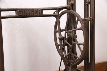 イギリスアンティーク　アンティークスタイルにぴったりのシンガーミシンの鉄脚(ミシンテーブル、ミシン台)(R-047693)