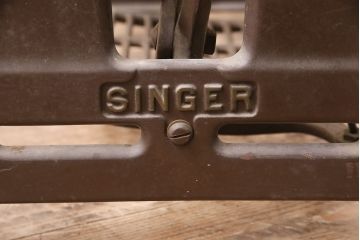 イギリスアンティーク　アンティークスタイルにぴったりのシンガーミシンの鉄脚(ミシンテーブル、ミシン台)(R-047693)