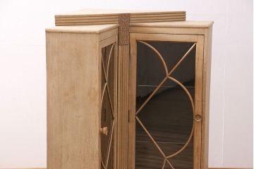 イギリスアンティーク　人気のストリップド(剥離)家具!お部屋のアクセントにもなる珍しいデザインのオーク材製コーナーキャビネット(収納棚、戸棚、ブックケース)(R-047695)
