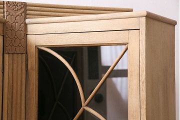 イギリスアンティーク　人気のストリップド(剥離)家具!お部屋のアクセントにもなる珍しいデザインのオーク材製コーナーキャビネット(収納棚、戸棚、ブックケース)(R-047695)
