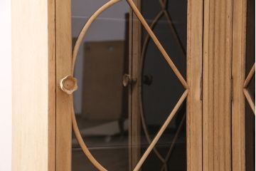イギリスアンティーク　人気のストリップド(剥離)家具!お部屋のアクセントにもなる珍しいデザインのオーク材製コーナーキャビネット(収納棚、戸棚、ブックケース)(R-047695)