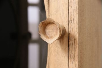 イギリスアンティーク　人気のストリップド(剥離)家具!お部屋のアクセントにもなる珍しいデザインのオーク材製コーナーキャビネット(収納棚、戸棚、ブックケース)(R-047695)