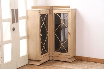 イギリスアンティーク　人気のストリップド(剥離)家具!お部屋のアクセントにもなる珍しいデザインのオーク材製コーナーキャビネット(収納棚、戸棚、ブックケース)(R-047695)