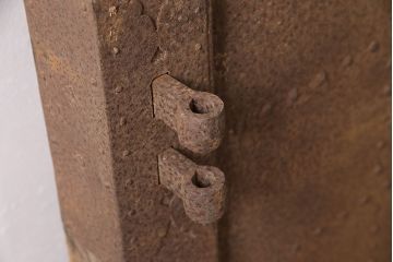 アンティーク建具　経年による風合いが渋いかっこ良さを醸し出す鉄板蔵戸(鉄扉、玄関戸、建具、引き戸)(R-047696)