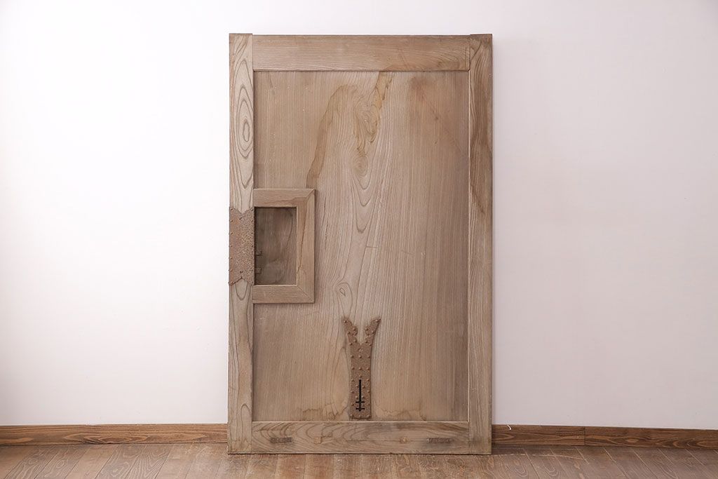 アンティーク建具　明治大正期　欅(ケヤキ)材の一枚板を使用した和の趣あふれる蔵戸　(R-047697)