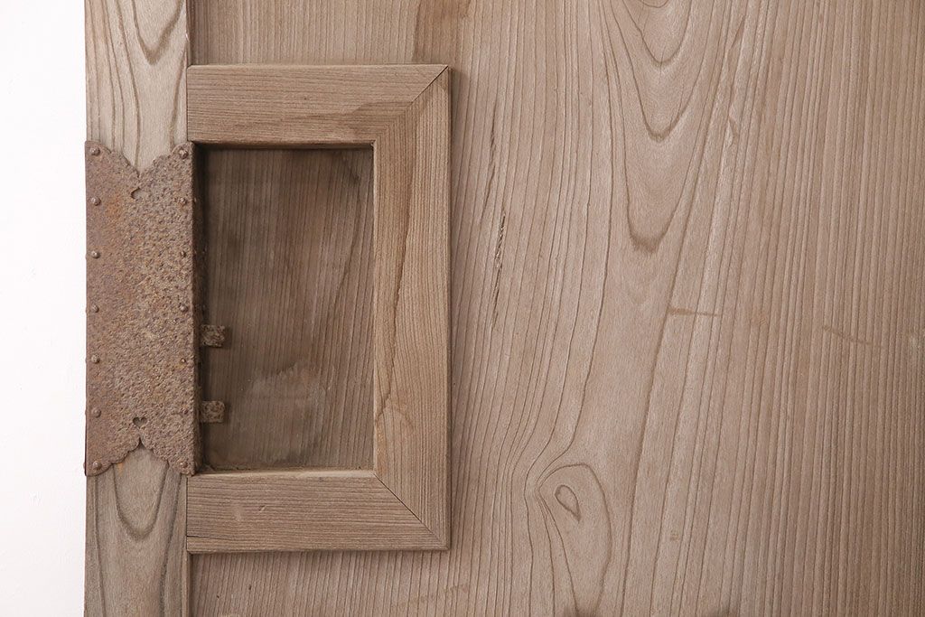 アンティーク建具　明治大正期　欅(ケヤキ)材の一枚板を使用した和の趣あふれる蔵戸　(R-047697)