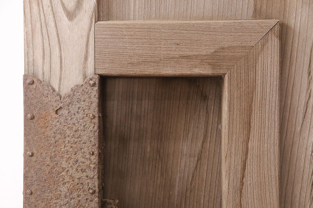 アンティーク建具　明治大正期　欅(ケヤキ)材の一枚板を使用した和の趣あふれる蔵戸　(R-047697)