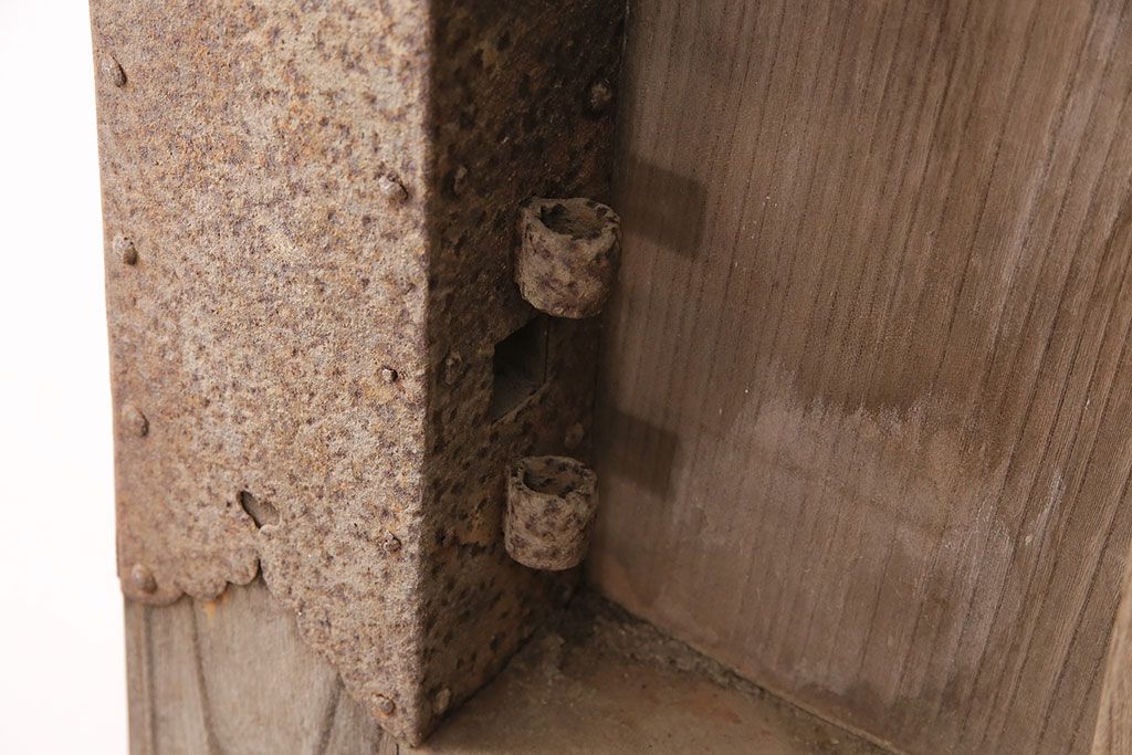 アンティーク建具　明治大正期　欅(ケヤキ)材の一枚板を使用した和の趣あふれる蔵戸　(R-047697)