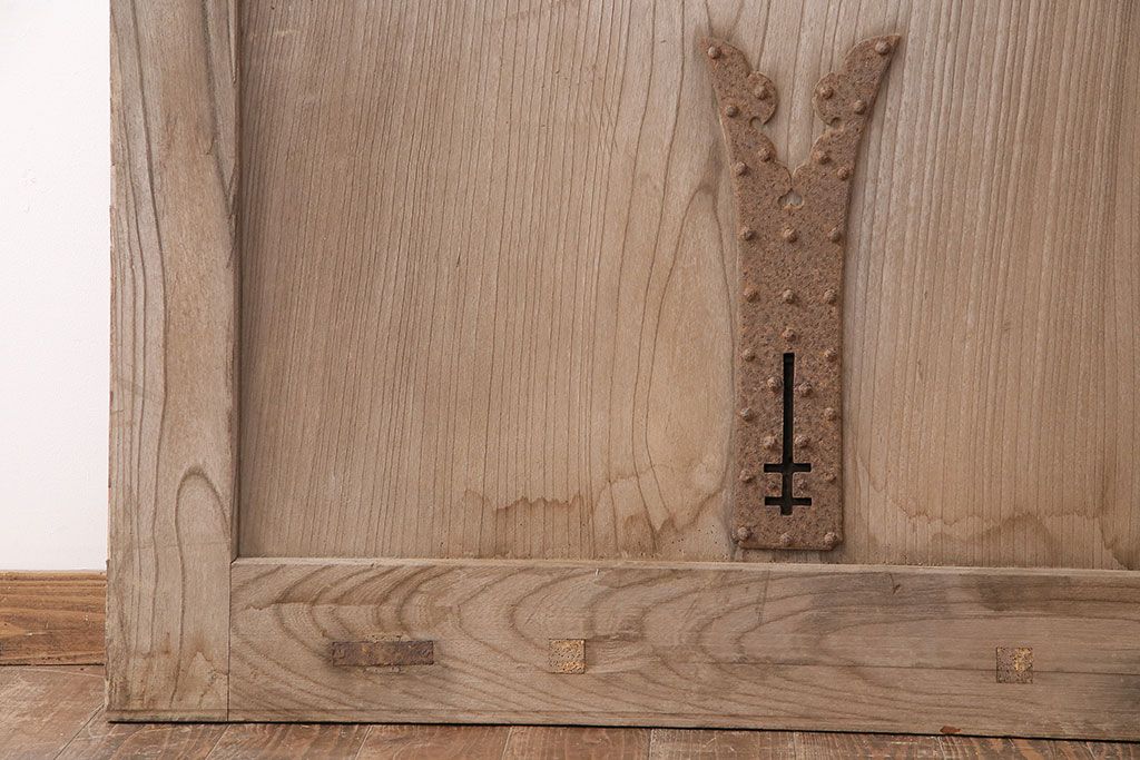 アンティーク建具　明治大正期　欅(ケヤキ)材の一枚板を使用した和の趣あふれる蔵戸　(R-047697)