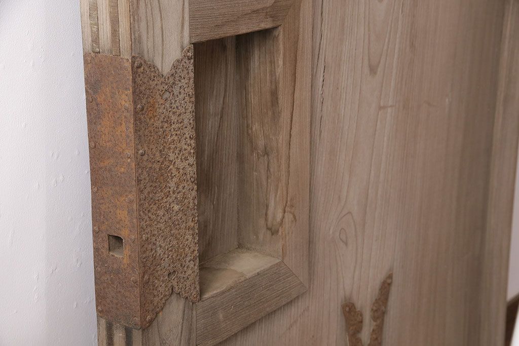 アンティーク建具　明治大正期　欅(ケヤキ)材の一枚板を使用した和の趣あふれる蔵戸　(R-047697)