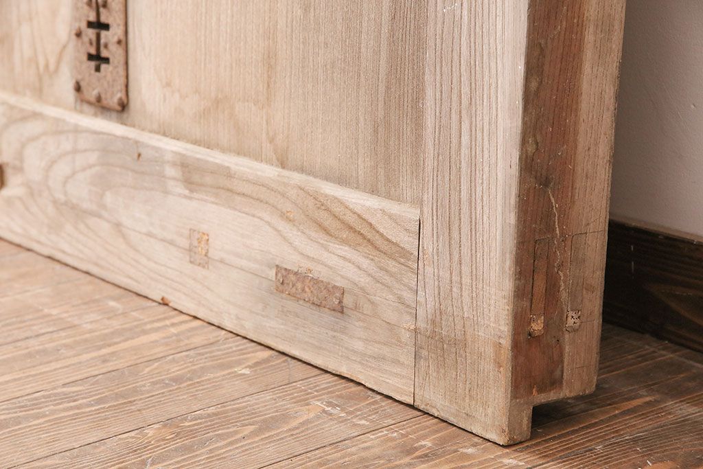 アンティーク建具　明治大正期　欅(ケヤキ)材の一枚板を使用した和の趣あふれる蔵戸　(R-047697)