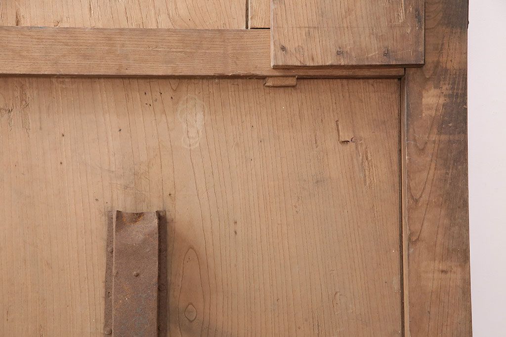 アンティーク建具　明治大正期　欅(ケヤキ)材の一枚板を使用した和の趣あふれる蔵戸　(R-047697)